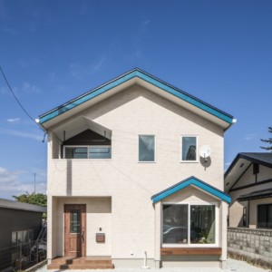 荷運び動線と窓際ベンチのある家