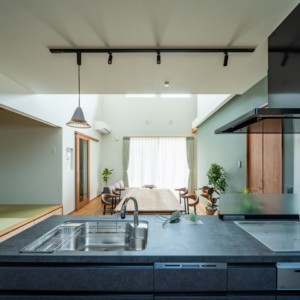 季節の変化を感じ心に潤いを与える濡れ縁のある家