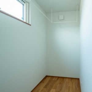 季節の変化を感じ心に潤いを与える濡れ縁のある家