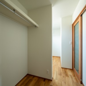 季節の変化を感じ心に潤いを与える濡れ縁のある家