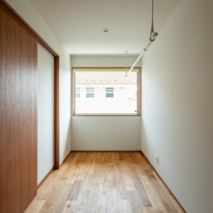 季節の変化を感じ心に潤いを与える濡れ縁のある家