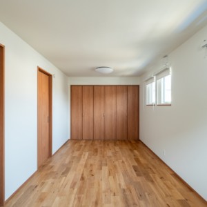 季節の変化を感じ心に潤いを与える濡れ縁のある家