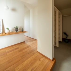 季節の変化を感じ心に潤いを与える濡れ縁のある家