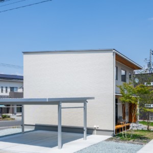 季節の変化を感じ心に潤いを与える濡れ縁のある家