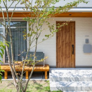 季節の変化を感じ心に潤いを与える濡れ縁のある家