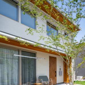 季節の変化を感じ心に潤いを与える濡れ縁のある家