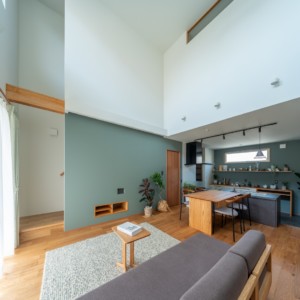 季節の変化を感じ心に潤いを与える濡れ縁のある家