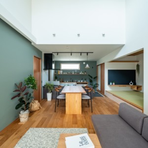 季節の変化を感じ心に潤いを与える濡れ縁のある家