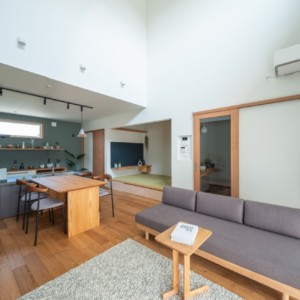 季節の変化を感じ心に潤いを与える濡れ縁のある家