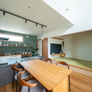 季節の変化を感じ心に潤いを与える濡れ縁のある家