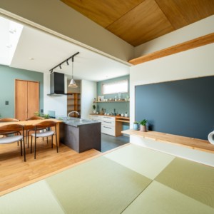 季節の変化を感じ心に潤いを与える濡れ縁のある家